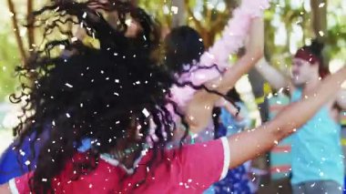 Konfetilerin düşüşünü kutluyoruz, kadın dışarıda eğleniyor. Festival, kutlama, mutluluk, neşe, açık hava, eğlence