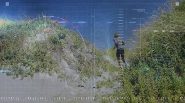 Tırmanan kumlu tepe, dijital veri örtüsü olan kişi, gökkuşağı etkisinin animasyonu. Teknoloji, yenilik, açık hava, macera, fütüristik, artırılmış gerçeklik