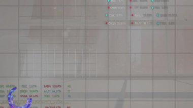 Ofis penceresinin kaplanması, finansal verilerin canlandırılması ve borsa grafikleri. Maliye, analitik, ticaret, ekonomi, yatırım, büyüme