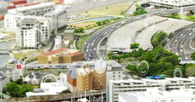 Dijital veri işleme animasyonu ile kentsel manzara üzerinde eğim değişimi etkisi. Şehir manzarası, teknoloji, fütüristik, mimari, yenilik, dönüşüm