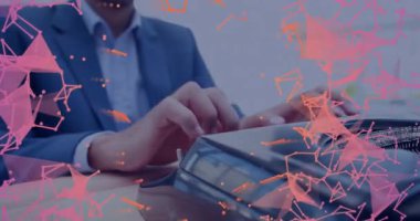 Renkli dijital ağ animasyonu ile klavyeye yazı yazan eller. Teknoloji, iletişim, internet, yenilik, bağlantı, siber