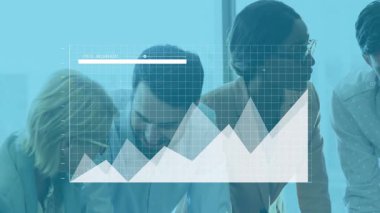 Ofiste işbirliği yapan, grafik animasyonlarıyla çalışan iş adamları görevleri kapsıyor. Takım çalışması, işbirliği, şirket, beyin fırtınası, teknoloji, veri