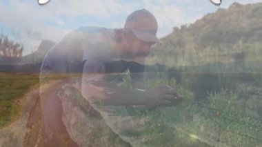 Bitkilerle ilgilenen, bahçede manzaralı dağ manzaralı bir adam. Bahçıvanlık, bahçıvanlık, doğa, açık hava, yeşillik, sükunet