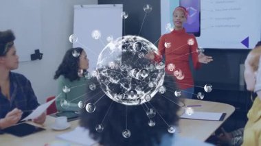 Çeşitli takımlar sunum sırasında dijital ağ bağlantılarıyla buluşuyor. İş, takım çalışması, işbirliği, ağ, teknoloji, yenilik