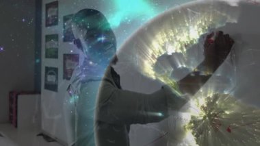 Okulda, beyaz tahtaya kozmik animasyon sahneleri yazan bir adam vardı. Eğitim, beyin fırtınası, yaratıcılık, öğretim, yenilik, fütürist