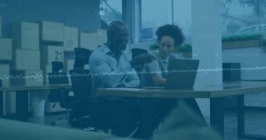 Veri analizi, dijital grafikleri olan iş adamları ofiste. Analizler, işbirliği, strateji, teknoloji, takım çalışması, dijital dönüşüm