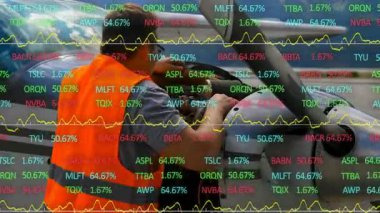 Uçakta çalışıyor, turuncu yelek giyen biri finansal verileri izliyor. Havacılık, analiz, finans, güvenlik, teftiş, teknoloji