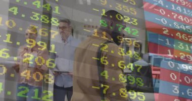 Ofiste çalışan iş adamlarıyla borsa verilerini üst üste koyan animasyon. Finans, ekonomi, takım çalışması, analitik, ticaret, şirket