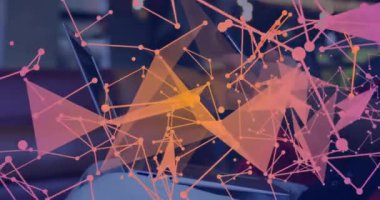 Dizüstü bilgisayar kullanarak, soyut geometrik şekiller ve ağ animasyonlarıyla çevrelenmiş biri. Teknoloji, yaratıcılık, dijital, fütüristik, yenilik, bağlantı