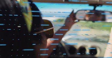 Arabadaki dikiz aynasını ayarlayan kişi üzerinde grafik ve veri animasyonu. Teknoloji, yenilik, sürüş, ulaşım, analitik, gösterge paneli