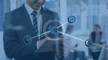 Ağ bağlantıları olan tablet kullanarak, iş adamı veri işleme kaplamasını analiz ediyor. Teknoloji, dijital, yenilik, iletişim, analiz, ağ