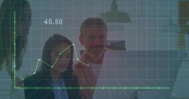 Finansal grafik animasyonunu analiz etmek, ofis ortamında iş birliği yapmak. Finans, takım çalışması, işbirliği, şirket, analitik, strateji