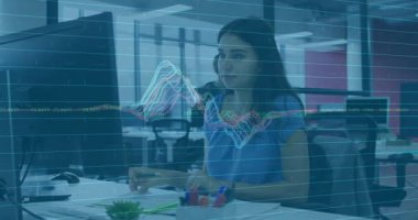 İş kadını ofis sahnesinde finansal veri animasyonuyla belgeleri inceliyor. finans, analitik, takım çalışması, profesyonel, strateji, ekonomi