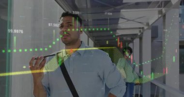 Piyasa verilerinin ve grafiklerin canlandırılmasıyla yürüyen bir iş adamı. Finans, ekonomi, yatırım, analiz, ticaret, şirket