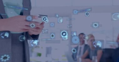 Dijital cihazlar kullanarak, iş adamları verileri fütüristik animasyonlarla analiz ediyorlar. Teknoloji, işbirliği, yenilik, analitik, takım çalışması, sanal