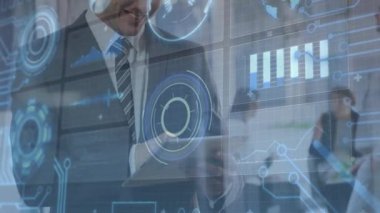 Gelecekçi animasyonlarla etkileşim, iş adamı ofisindeki veri ve grafikleri analiz ediyor. Teknoloji, yenilik, analiz, dijital, grafikler, şirket