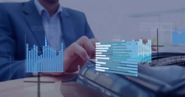 Finansal verileri daktilo etmek, animasyon grafikleriyle ofiste profesyonel bir iş adamı olmak. Finans, analitik, teknoloji, dijital