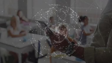 Sınıfta tablet kullanan kişi üzerinde dijital ağ bağlantıları. Teknoloji, bağlantı, yenilik, iletişim, eğitim, etkileşimli