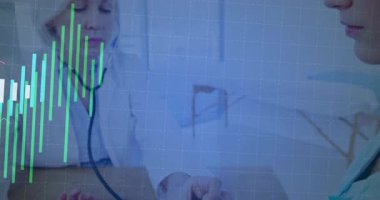 Hasta verilerini grafik kaplamalarıyla analiz etmek, hastane ortamındaki tıbbi uzmanlar. Sağlık, analiz, takım çalışması, işbirliği, teknoloji, tıp