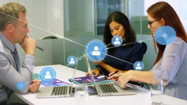 Ofiste işbirliği, dijital ağ simgelerinin animasyonuyla iş birliği. Takım çalışması, ağ oluşturma, teknoloji, yenilik, işbirliği, iletişim