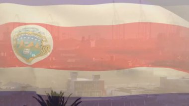 Kosta Rika bayrağı arka planda sanayi limanı, vinç ve binaların üzerinde dalgalanıyor. Lojistik, nakliye, ticaret, altyapı, denizcilik, ekonomi