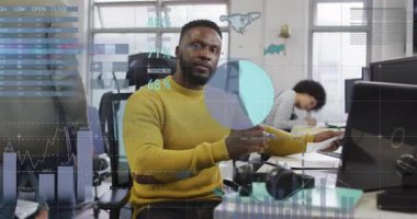 Finansal verileri grafiklerle analiz etmek, ofiste animasyonla çalışan iş adamı. Finans, analitik, teknoloji, girişimci, analiz