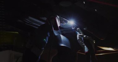 Parlak kıvılcımlı kaynak ve arka planda ikili kod animasyonu. Sanayi, mühendislik, teknoloji, imalat, metalcilik, fütüristik