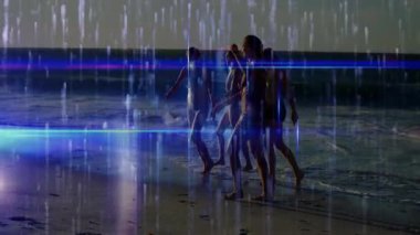 Sahilde dijital veri animasyonuyla yürüyen insanlar. teknoloji, gelecek, yenilik, sanal, kum, analitik