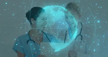 Dijital küre ve veri animasyonu üzerinde tartışan iki sağlık uzmanı. teknoloji, yenilik, küresel işbirliği