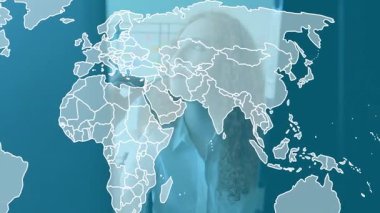 Ofiste, ekranda dünya haritasının animasyonuyla çalışan kişi. Teknoloji, takım çalışması, küreselleşme, veri, sunum, yenilik