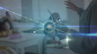 Ofiste, dijital ağ bağlantılarının animasyonu iş tartışan insanları gölgede bırakıyor. Teknoloji, ağ, takım çalışması, işbirliği, iş dünyası, iletişim