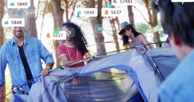 Dışarıda çadır kurmak, sosyal medya bildirimlerini alan insanlar. Kamp, macera, teknoloji, bağlantı, alarmlar