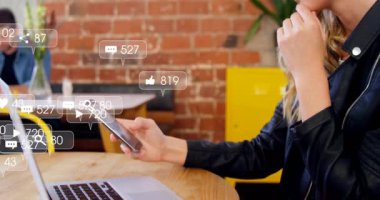 Akıllı telefon kullanarak, sosyal medya tebligatı alan kişi animasyon tarzında. Teknoloji, iletişim, dijital, bağlantı, çevrimiçi, sanal