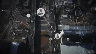 Havadan şehir görüntüsü üzerinden bağlantılar ve veri işleme animasyonu ağı. Teknoloji, bağlantı, dijital, geleceksel, yenilik, şehir manzarası