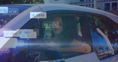 Arabada selfie çeken, sosyal medya bildirimlerinin animasyonunu gören bir kadın. teknoloji, akıllı telefon, yaşam tarzı, nüfuz, bağlılık