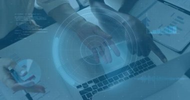 Dizüstü bilgisayar, eller veri tabloları ve animasyon arayüzü ile etkileşimde. Teknoloji, yenilik, analitik, dijital, etkileşim, kullanıcı arayüzü