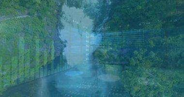 Dijital tablolar ve yemyeşil ormanlardaki grafikler üzerinde çağlayan şelale animasyonları. Doğa, teknoloji, yenilik, analitik, veri güdümlü, sinerji