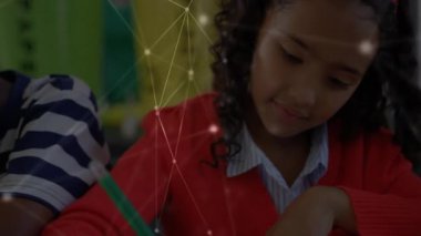 Sınıf ortamında ağ bağlantıları ile çalışan çocuklar animasyon örtüşür. Eğitim, dijital, teknoloji, yenilik, bağlantı, öğrenme