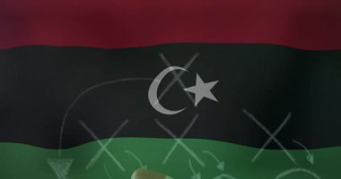 Lisede Libya bayrağı taşıyan futbol kaskı ve topu strateji animasyonu gösteriyor. Spor, Amerikan futbolu, atletizm, okul sporları, takım çalışması, eğitim