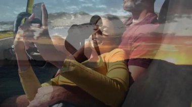 Arabada, çift gün batımı ve plaj örtülü animasyon seyrediyor, birlikte dinleniyorlar. Rahatlama, rahatlama, tatil, eğlence, romantik, uyum