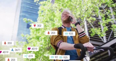 Bisiklet süren, telefonla konuşan, sosyal medya bildirimleriyle oynayan bir adam. Bisiklet, çoklu görev, dijital iletişim, teknoloji, bağlantı, yaşam tarzı