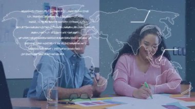 Dünya haritası ve veri ile masasında çalışan iki kişi animasyonu örtüyor. İşbirliği, takım çalışması, dijital, küresel, analiz, ofis