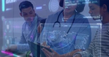 Ofisteki dijital arayüzü kullanan sağlık uzmanları küresel harita verilerini gözden geçiriyorlar. teknoloji, yenilik, takım çalışması, işbirliği, analiz