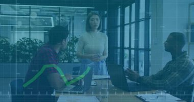 Modern ofisteki çeşitli takımlar üzerinde finansal grafik animasyonlarıyla iş toplantısı. Şirket, takım çalışması, finans, veri analizi, yenilik, işbirliği