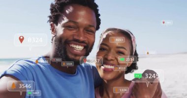 Onları çevreleyen sosyal medya bildirimleriyle kucaklayan çift. Romantizm, aşk, dijital, online, teknoloji, bağlantı