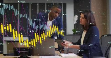 Finansal veriler analiz ediliyor, ofis ortamında grafik animasyonu kullanan iş adamları. Finans, analiz, sunum, kurumsal, takım çalışması