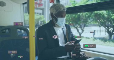 Otobüste maske takan, sosyal medya simgeleriyle çevrili yaşlı bir adam. Toplu taşıma, güvenlik, teknoloji, ulaşım, izolasyon, ağ