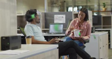 Öğle yemeği yiyor, iş arkadaşları veri tablolarının animasyonuyla ofiste çalışmayı tartışıyor. İşbirliği, toplantı, takım çalışması, iş, strateji, beyin fırtınası