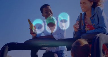 İnsanlar çatıda içkinin keyfini çıkarırken yukarıda mavi daireler çiziyor. Parti, gece hayatı, kutlama, neon, şehir, atmosfer