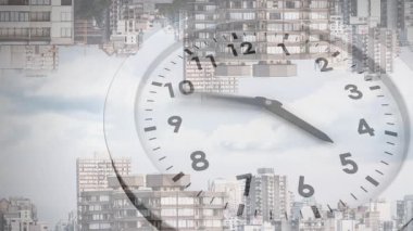 Saatin animasyonu şehir siluetini binalarla ve bulutlu gökyüzüyle kaplıyor. Zaman, şehir manzarası, gökdelenler, bulutlar, konsept, mimari